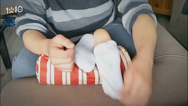 挠美女少妇脚心视频